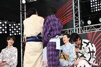 “筋肉自慢”のリハーサルをして仲間たちを笑わせる羽谷勝太と杢代和人（原因は自分にある。）。