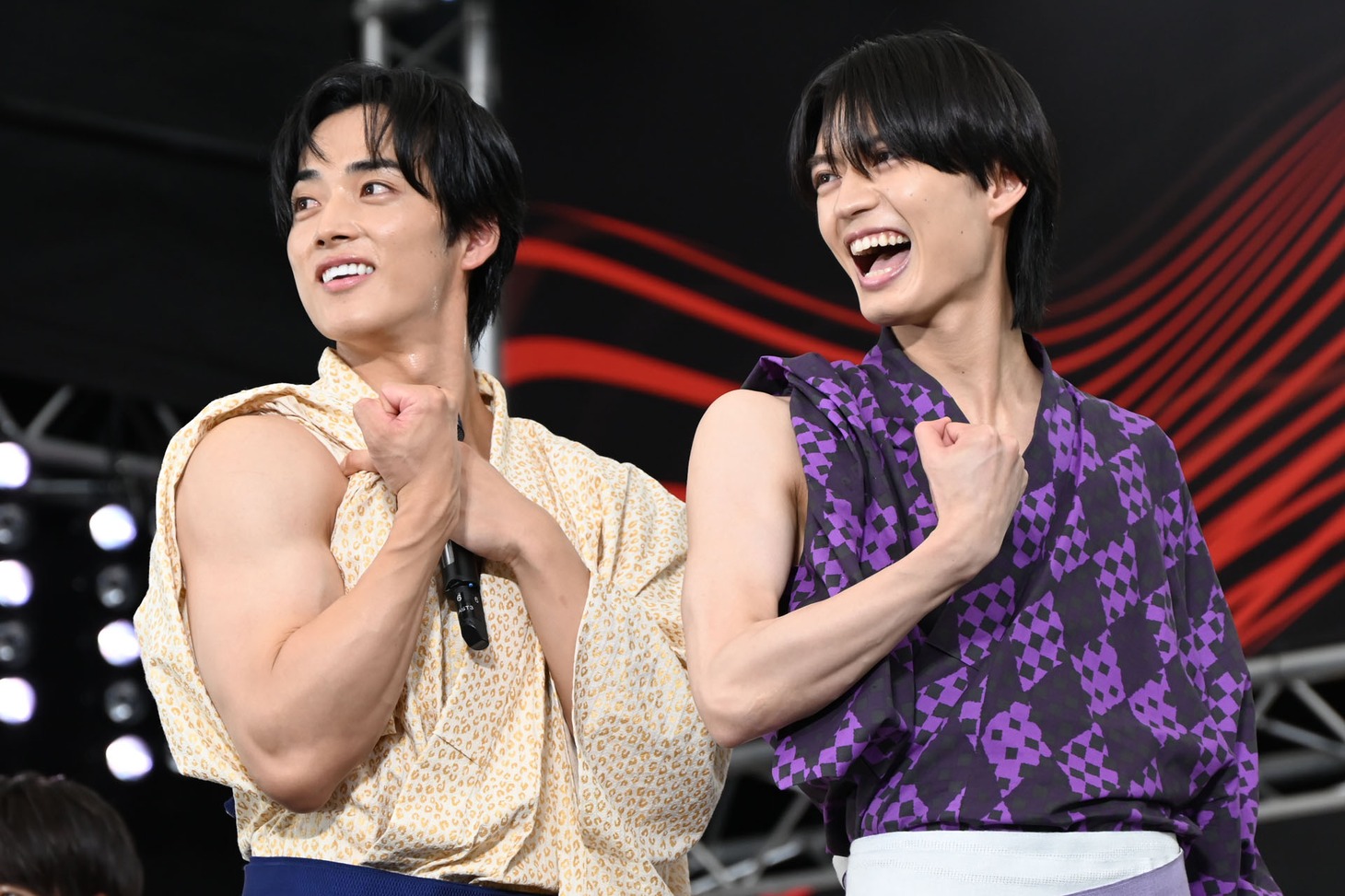 “筋肉自慢”をする羽谷勝太と杢代和人（原因は自分にある。）。