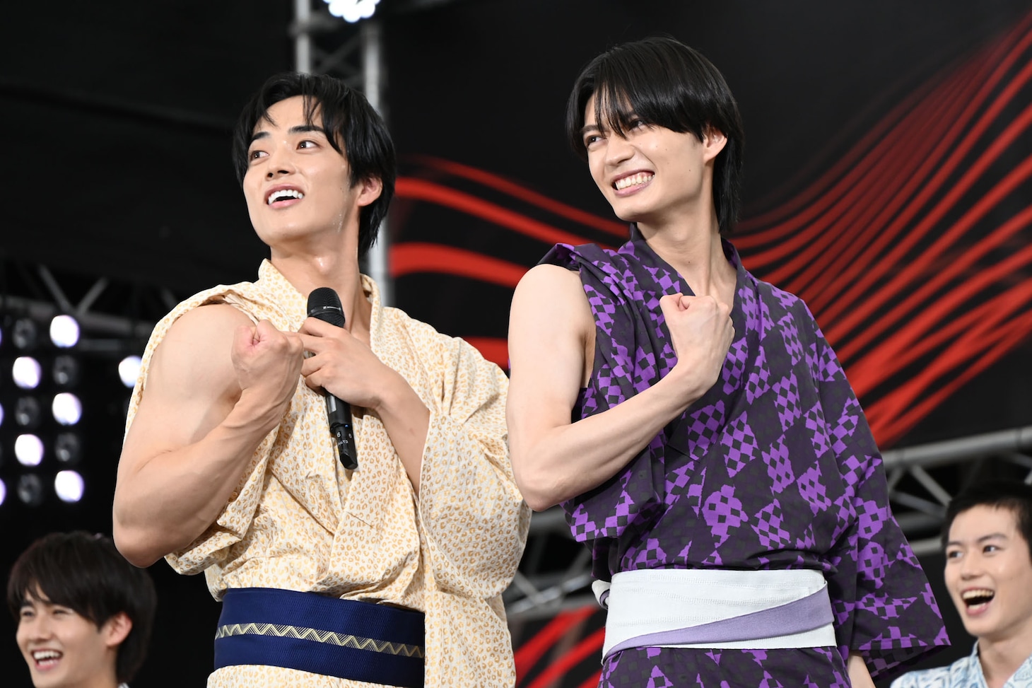 “筋肉自慢”をする羽谷勝太と、がんばって腕に力を入れる杢代和人（原因は自分にある。）。