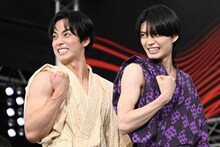 “筋肉自慢”をする羽谷勝太と杢代和人（原因は自分にある。）。