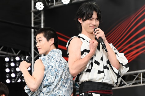 “筋肉自慢”をする奥智哉と前田拳太郎。