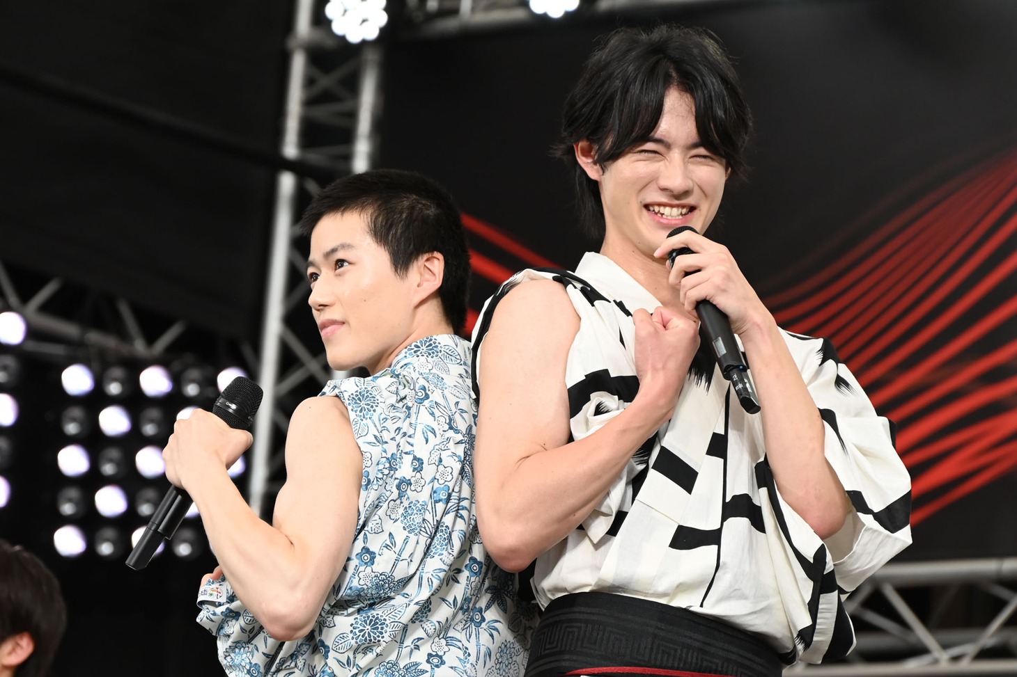 力強く拳を握る奥智哉と、自信なさげな表情を浮かべる前田拳太郎。