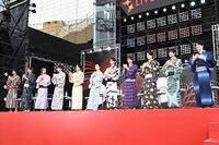 「凛の花」を踊る「君ゆき」メンバー。