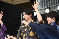 阪本奨悟のマイクフォローでダンスレクチャーをする高野洸。