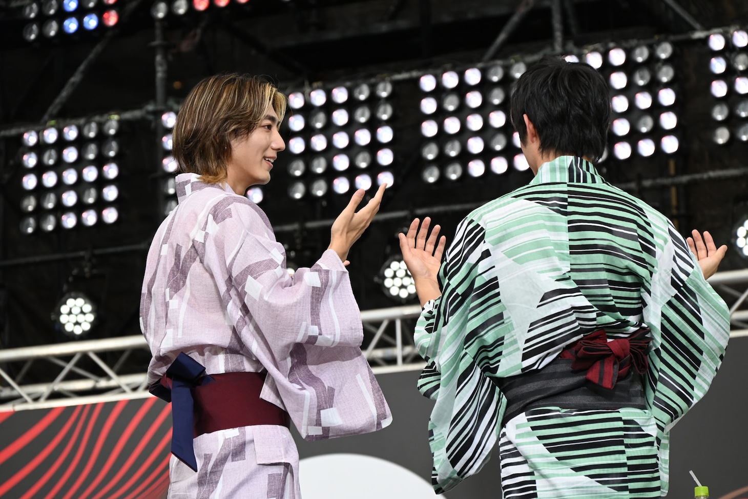 後ろを向いてダンス練習をする駒木根葵汰と永田崇人。