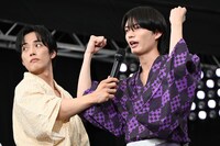羽谷勝太のマイクフォローでダンスレクチャーをする杢代和人（原因は自分にある。）。