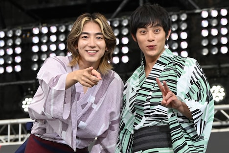 ダンスレクチャーそっちのけでカメラアピールする駒木根葵汰と永田崇人。