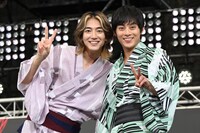 ダンスレクチャーそっちのけでカメラにピースする駒木根葵汰と永田崇人。