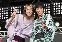 ダンスレクチャーそっちのけでカメラにピースする駒木根葵汰と永田崇人。