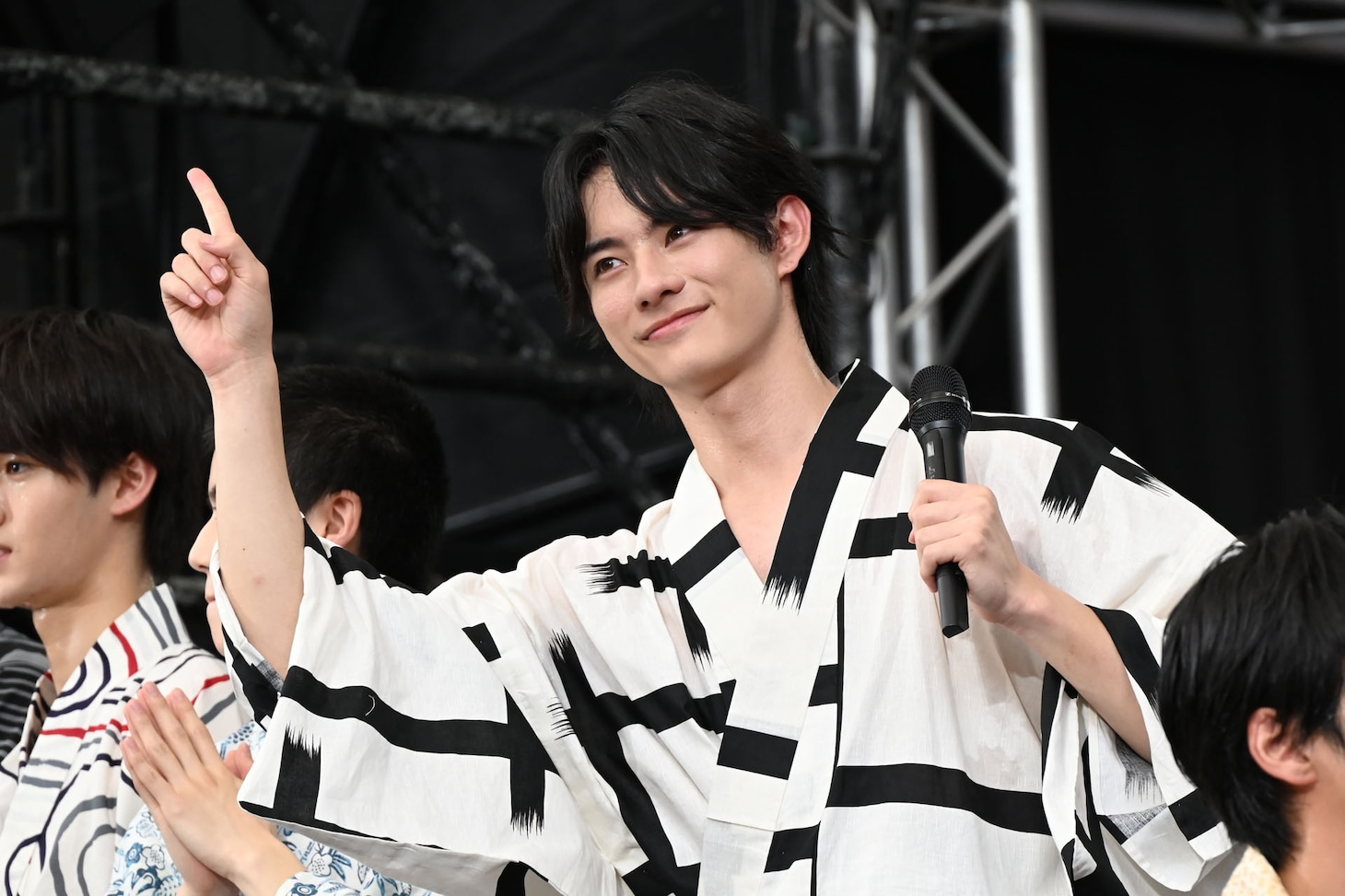 「ミュージックスタート」のポーズを取る前田拳太郎。