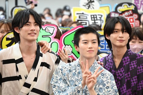 左から前田拳太郎、奥智哉、杢代和人（原因は自分にある。）。