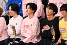 兄弟並んで座るタクヤ（超特急 / 左から2番目）とNAOYA（ONE N' ONLY / 右から2番目）。