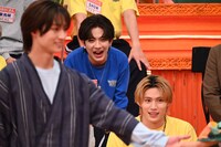 志賀李玖（ICEx）の“胸キュン演技”に盛り上がる田中洸希（SUPER★DRAGON / 奥）。