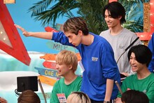 挙手するジャン海渡（SUPER★DRAGON）。