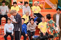 “胸キュン演技”に挑戦する桜木雅哉（原因は自分にある。）と、彼を見守るEBiDANメンバー。