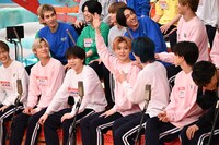 挙手するユーキ（超特急 / 下段中央）。