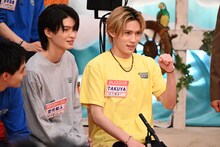 “胸キュン演技”に挑戦するTAKUYA（BUDDiiS / 右）。