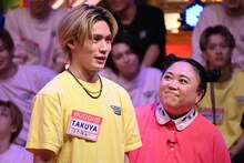 TAKUYA（BUDDiiS）の“胸キュン演技”の様子。