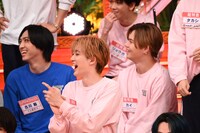 大笑いするEBiDANメンバー。