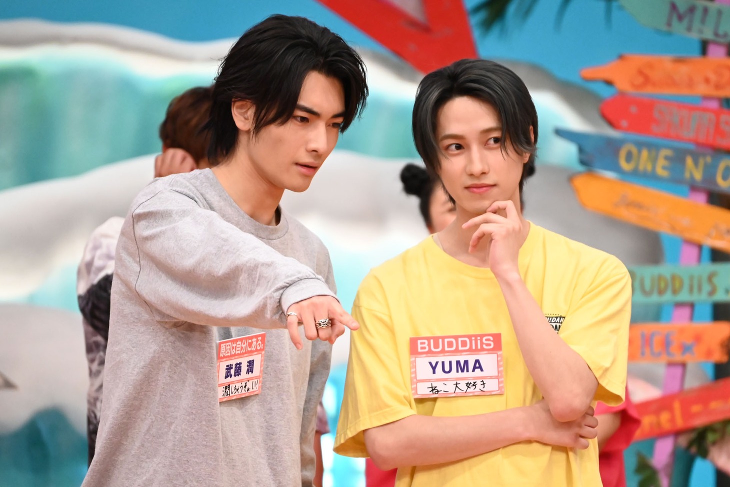 打ち合わせをする武藤潤（原因は自分にある。）とYUMA（BUDDiiS）。