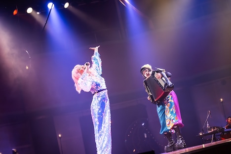 チャラン・ポ・ランタン結成15周年記念公演「RANTAN-CIRCUS～とおまわりしつつ、とおあまりいつつ～」の様子。（Photo by Masayo）