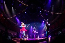 チャラン・ポ・ランタン結成15周年記念公演「RANTAN-CIRCUS～とおまわりしつつ、とおあまりいつつ～」の様子。（Photo by Masayo）