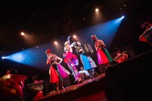 チャラン・ポ・ランタン結成15周年記念公演「RANTAN-CIRCUS～とおまわりしつつ、とおあまりいつつ～」の様子。（Photo by Masayo）