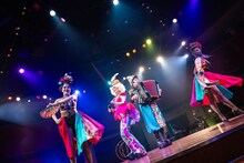 チャラン・ポ・ランタン結成15周年記念公演「RANTAN-CIRCUS～とおまわりしつつ、とおあまりいつつ～」の様子。（Photo by Masayo）