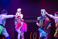 チャラン・ポ・ランタン結成15周年記念公演「RANTAN-CIRCUS～とおまわりしつつ、とおあまりいつつ～」の様子。（Photo by Masayo）