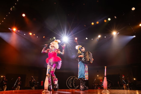 チャラン・ポ・ランタン結成15周年記念公演「RANTAN-CIRCUS～とおまわりしつつ、とおあまりいつつ～」の様子。（Photo by Masayo）