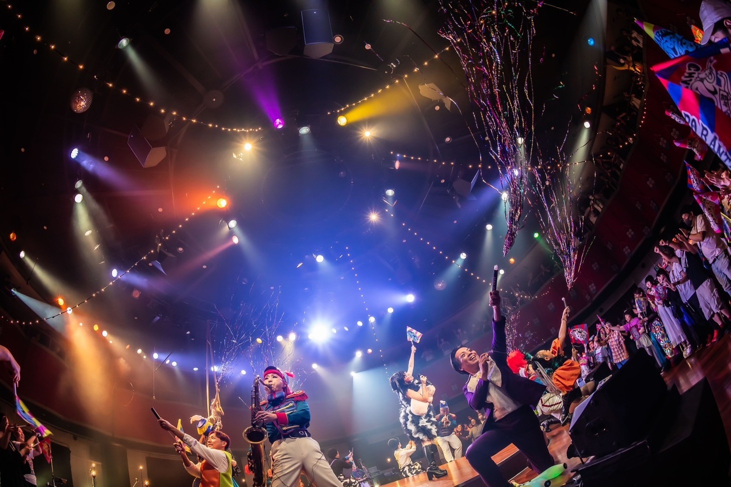 チャラン・ポ・ランタン結成15周年記念公演「RANTAN-CIRCUS～とおまわりしつつ、とおあまりいつつ～」の様子。（Photo by Masayo）