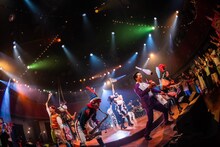 チャラン・ポ・ランタン結成15周年記念公演「RANTAN-CIRCUS～とおまわりしつつ、とおあまりいつつ～」の様子。（Photo by Masayo）