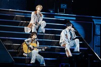 timeleszによる「君と...Milky way」のパフォーマンスの様子。