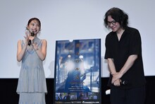 左からアイナ・ジ・エンド、岩井俊二監督。