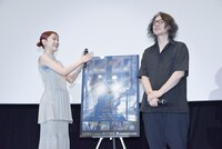 岩井俊二監督（右）に拍手を送るアイナ・ジ・エンド（左）。