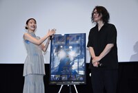 岩井俊二監督（右）に拍手を送るアイナ・ジ・エンド（左）。