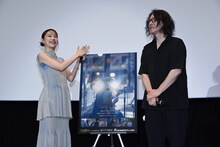 岩井俊二監督（右）に拍手を送るアイナ・ジ・エンド（左）。