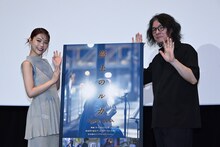 左からアイナ・ジ・エンド、岩井俊二監督。