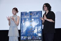 ピースするアイナ・ジ・エンド（左）、岩井俊二監督（右）。