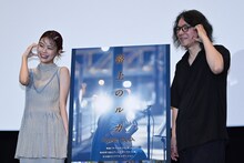 ハートポーズをするアイナ・ジ・エンド（左）、岩井俊二監督（右）。