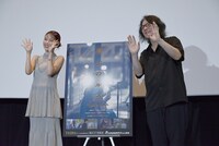 手を振るアイナ・ジ・エンド（左）、岩井俊二監督（右）。