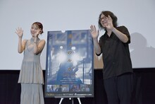 手を振るアイナ・ジ・エンド（左）、岩井俊二監督（右）。