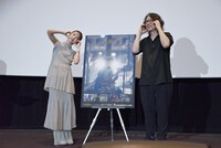 ハートポーズをするアイナ・ジ・エンド（左）、岩井俊二監督（右）。