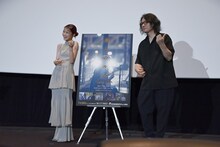 エアギターをするアイナ・ジ・エンド（左）、岩井俊二監督（右）。