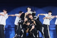 WOOZI、JEONGHAN、JOSHUA、DK、SEUNGKWANからなるボーカルチームによる「LALALI」のステージ。(P)&(C) PLEDIS Entertainment