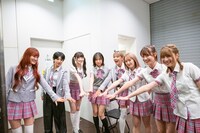 開演前に円陣を組むコント練習生たち。