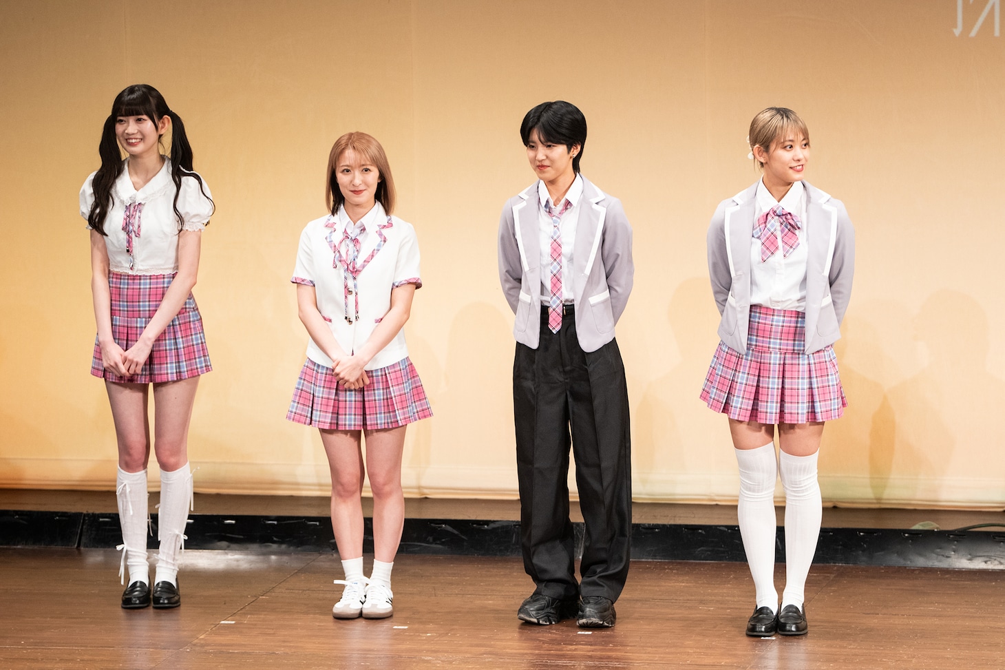 律月ひかる（いぎなり東北産）、中江友梨（東京女子流）、小島はな（AMEFURASSHI）、岸本ゆめのからなる「ピンクチーム」。