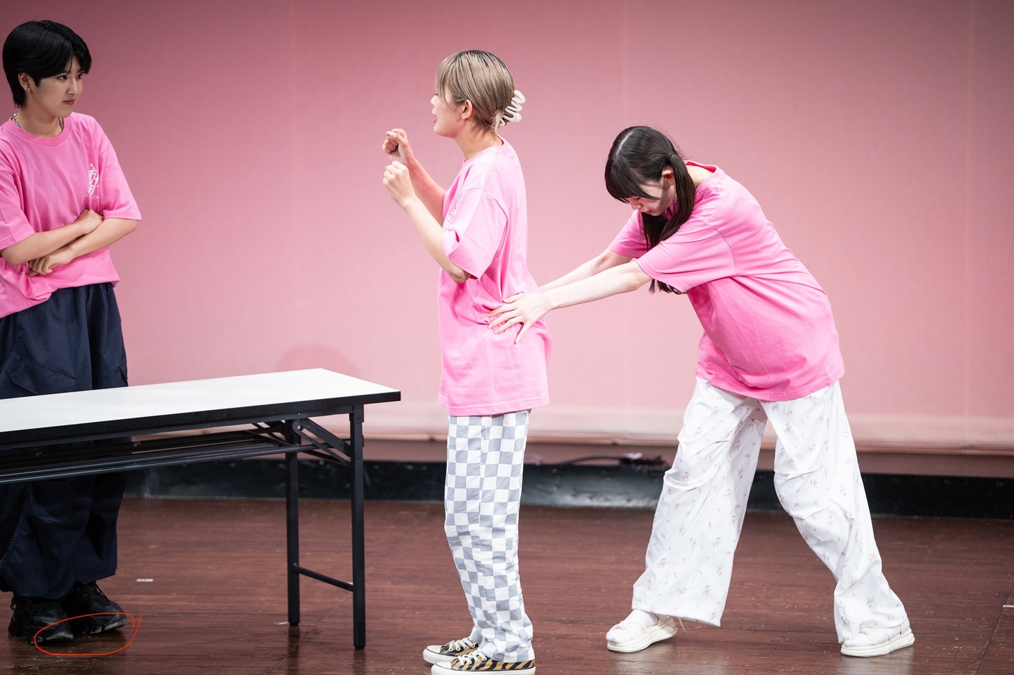コント「お話会」より。岸本をそっと剥がそうとする律月。