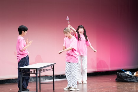 コント「お話会」より。小島、岸本、律月。