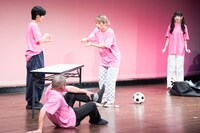 コント「お話会」より。小島、岸本、律月、ラブレターズ・塚本。